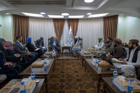 تاکید مرد تحت تعقیب طالبان بر لزوم برقراری روابط دیپلماتیک با جهان