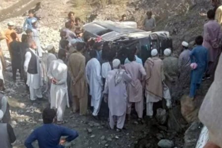 هشت نفر در اثر واژگونی یک بس مسافربری در پاکستان جان باختند